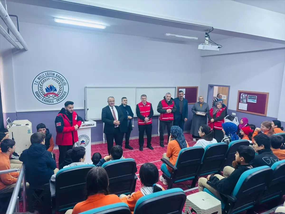 Türk Kızılay\'dan Kışlık Giysi Yardımı