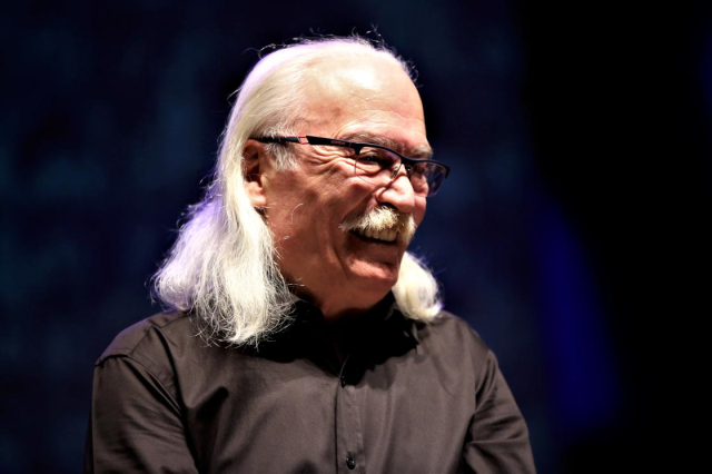 Ünlü sanatçı Cahit Berkay kullandığı araçla restorana daldı