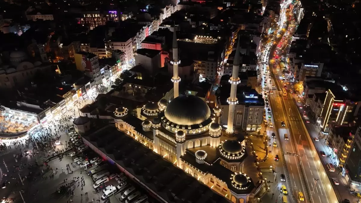 Taksim Meydanı\'nda Yılbaşı Kutlamaları