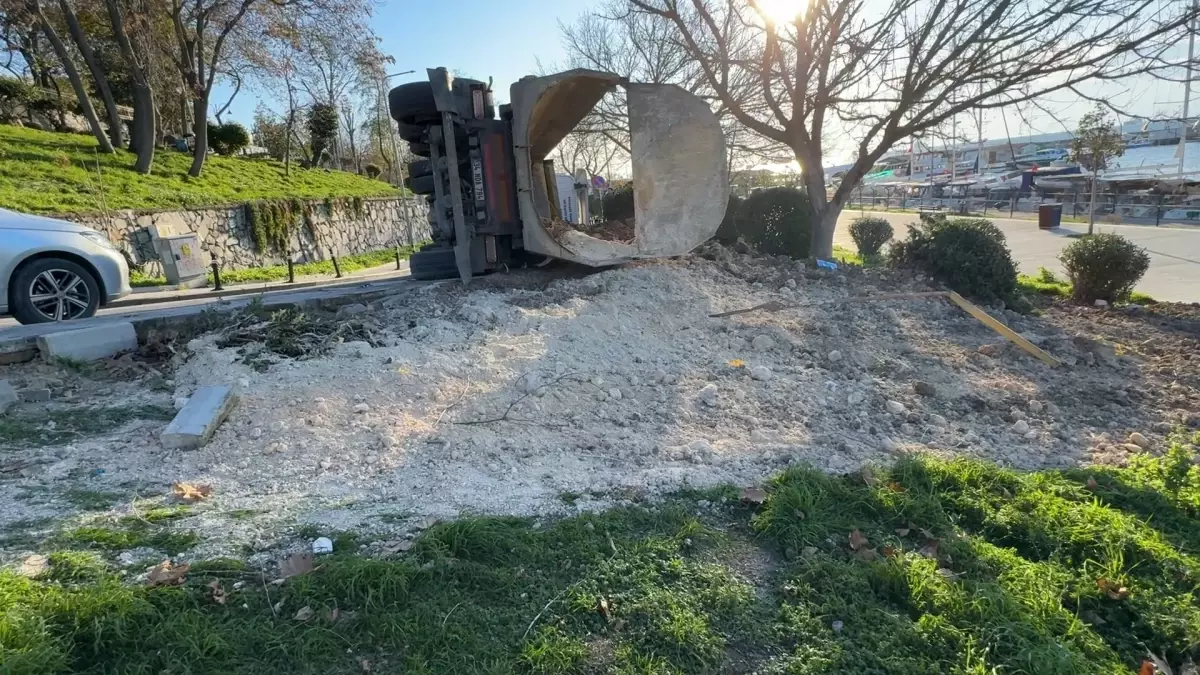 Avcılar\'da Kamyon Devrildi