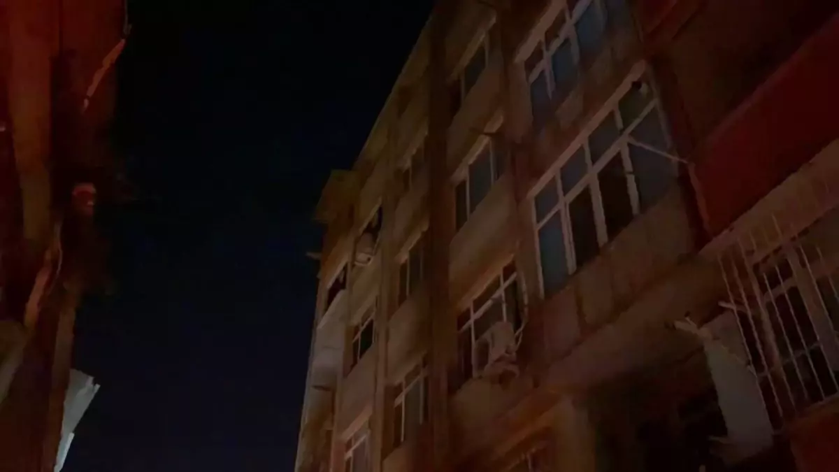 Fatih\'te Binada Yangın, 6 Kişi Etkilendi