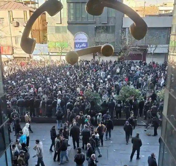 Komşuda gerilim tırmanıyor! Protestocular hükümet binasına saldırdı, asker ateş açtı Komşuda gerilim tırmanıyor! Protestocular hükümet binasına saldırdı, asker ateş açtı