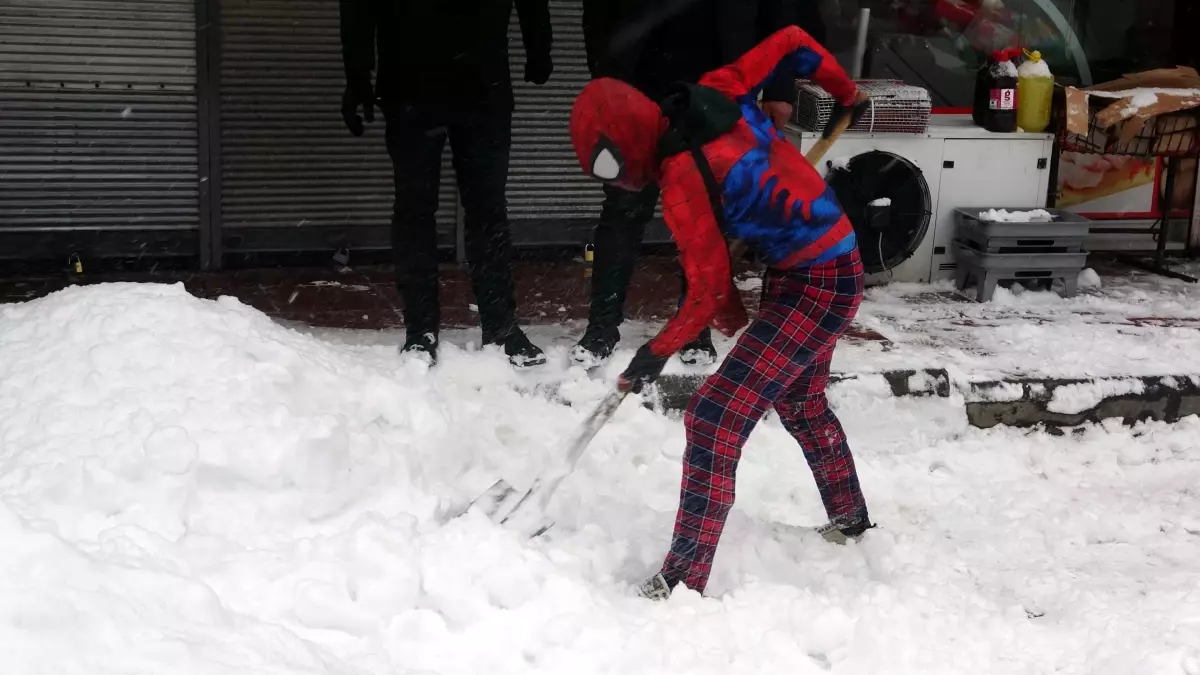 Örümcek Adam\'dan Erciş\'e Moral Ziyareti