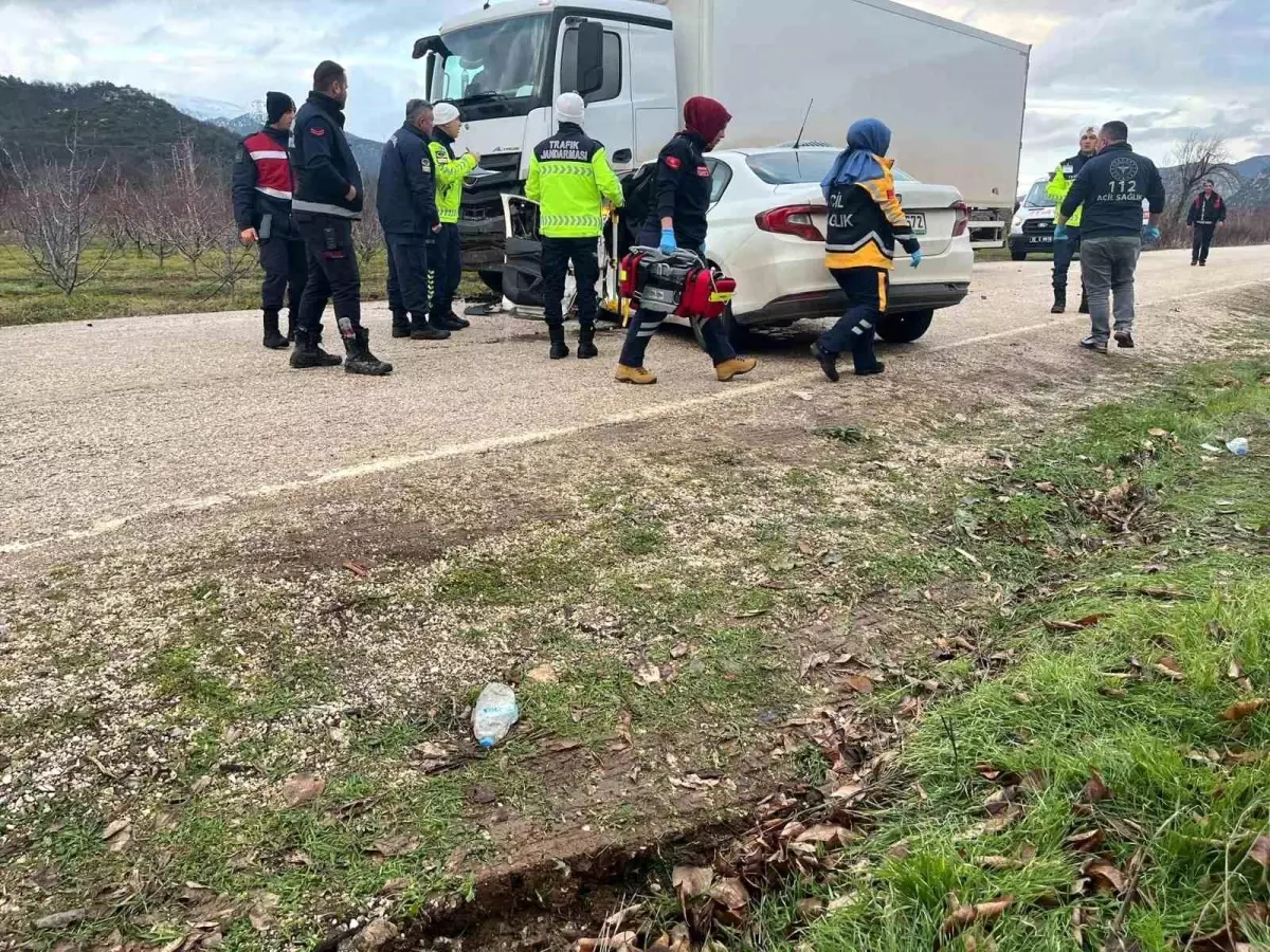 Otomobil park halindeki kamyona çarptı! Bilanço ağır