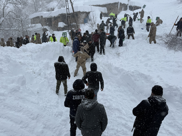 Van'da mahalleye çığ düştü! Kar altında kalan bir kişi kurtarıldı, 22 ev boşaltıldı