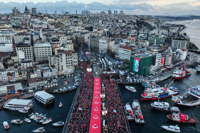 Yeni yılın ilk günü 7'den 70'e Türkiye Gazze için ayakta! On binler Galata Köprüsü'ne yürüyor Yeni yılın ilk günü 7'den 70'e Türkiye Gazze için ayakta! On binler Galata Köprüsü'ne yürüyor