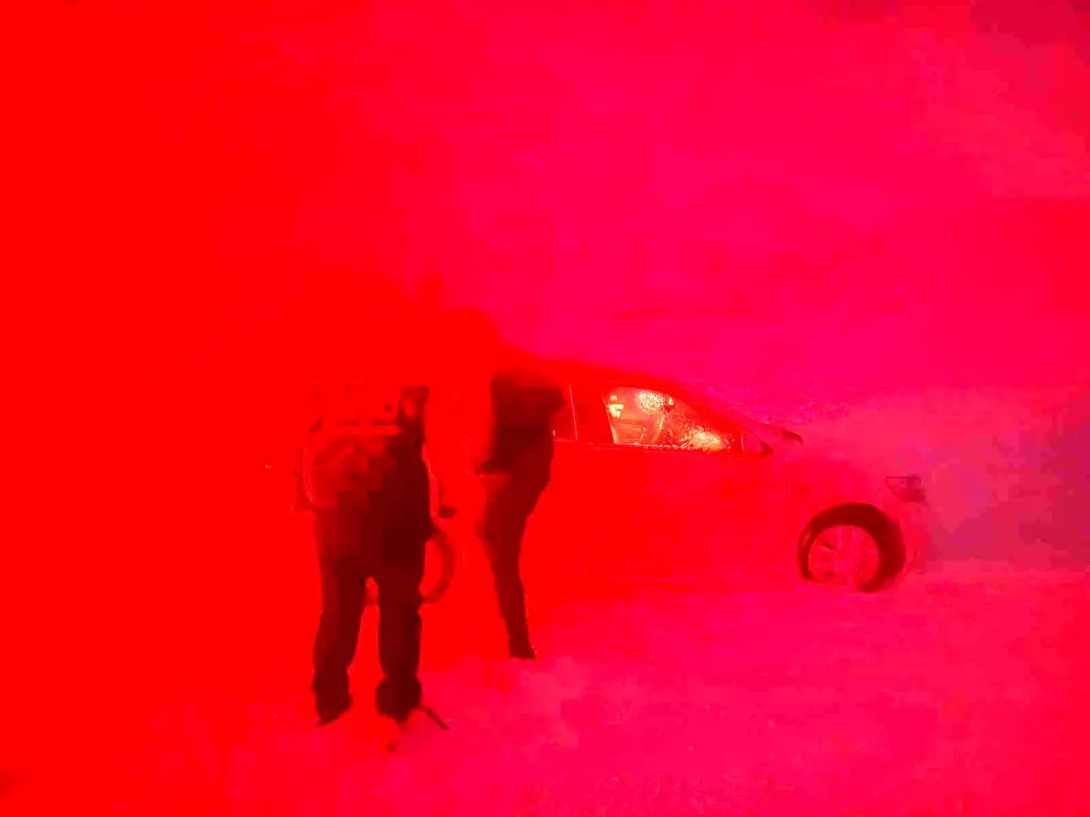 Ağrı\'da Kar Yağışı Mahsur Kalanları Kurtardı