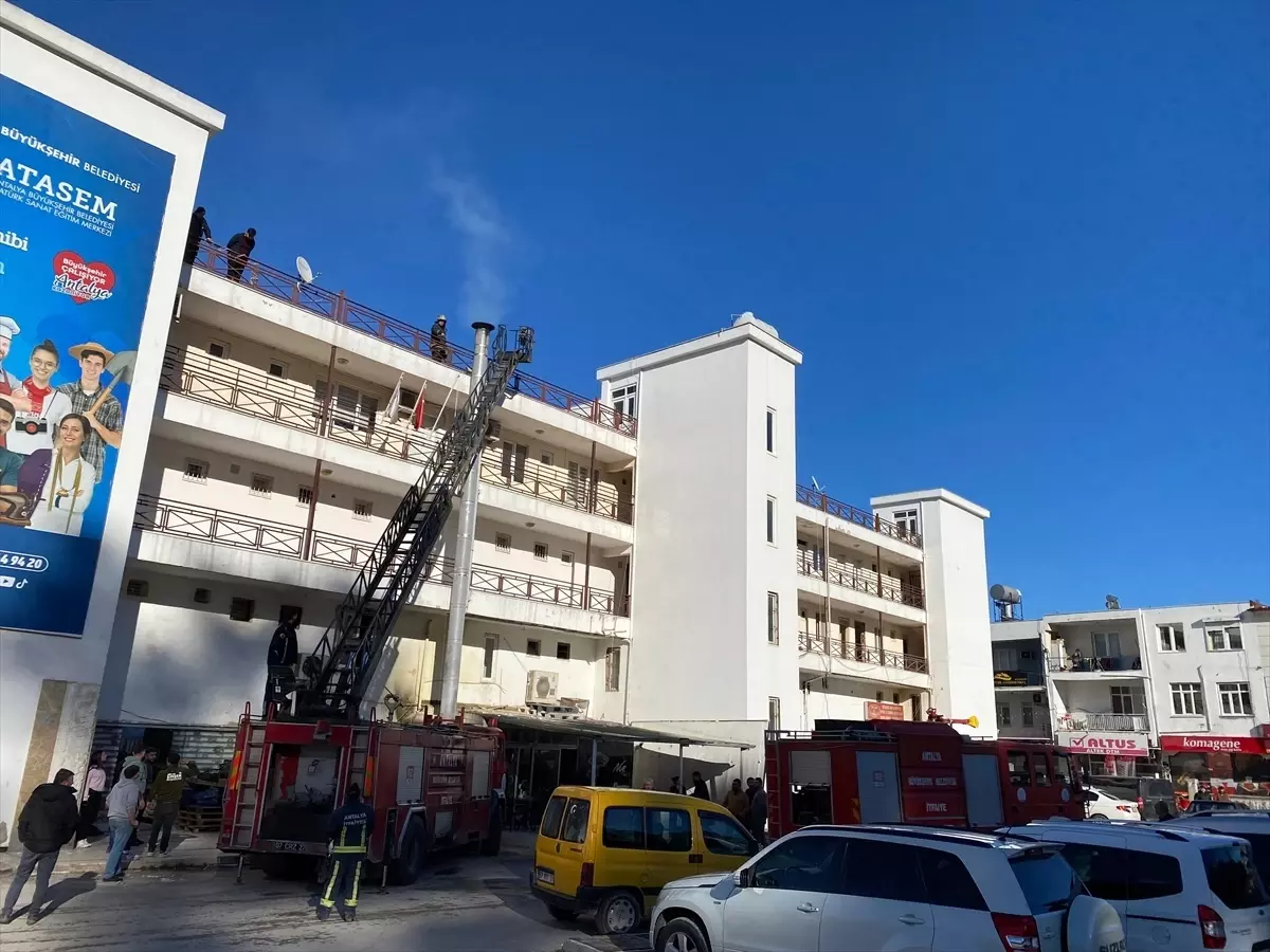 Antalya\'da Restoran Bacasında Yangın Çıktı