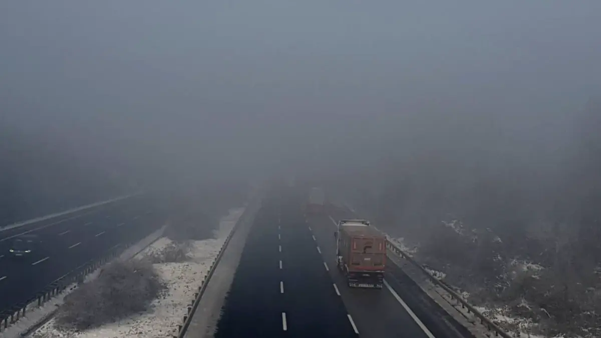 Düzce\'de Sisin Etkisi: Görüş Mesafesi 20 Metreye Düştü