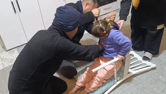 Batman'da sandalyeye sıkışan çocuğu itfaiye kurtardı Batman'da sandalyeye sıkışan çocuğu itfaiye kurtardı