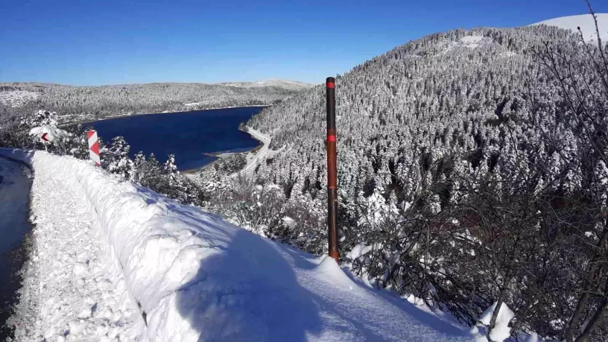 Abant Gölü\'nde Karlı Manzaralar