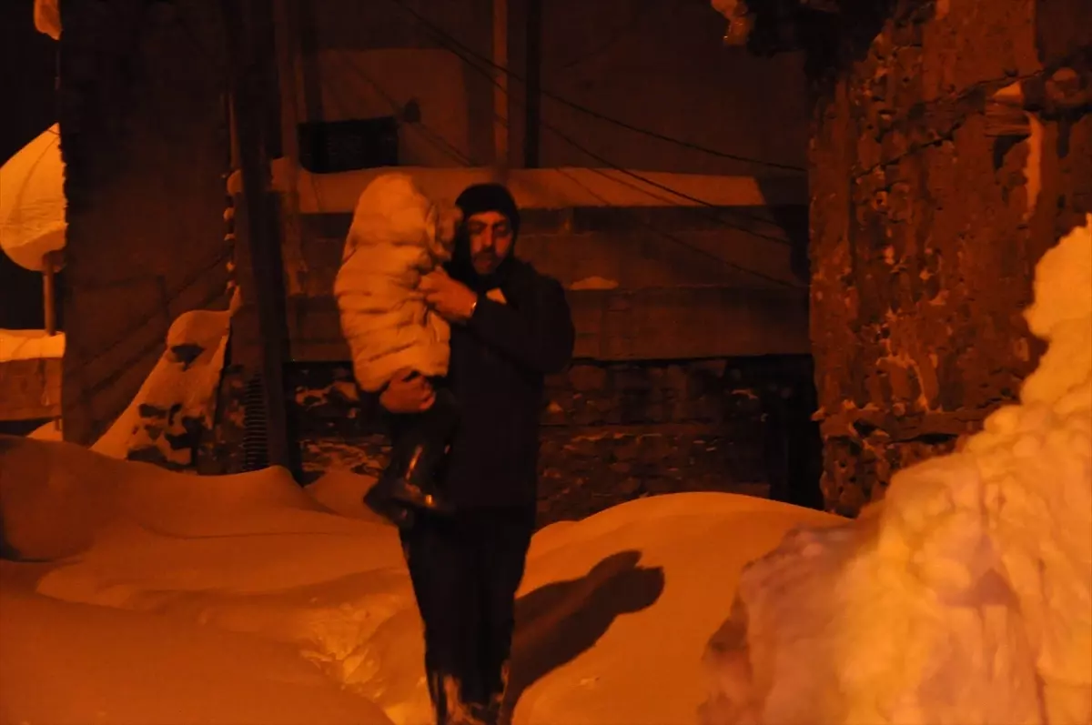 Yolda Kalan Çocuk Hastaneye Ulaştırıldı