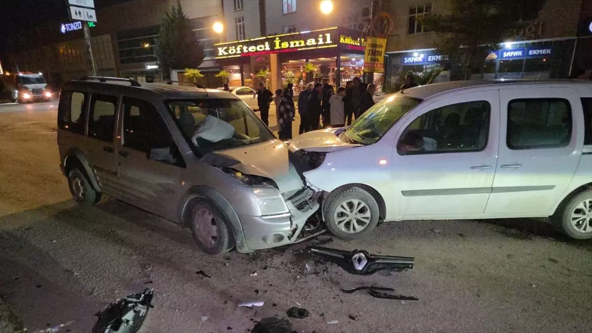 İnegöl\'de Trafik Kazası: 2 Yaralı