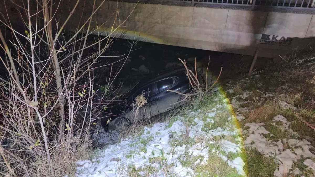 İnegöl\'de Otomobil Dere Yatağına Devrildi