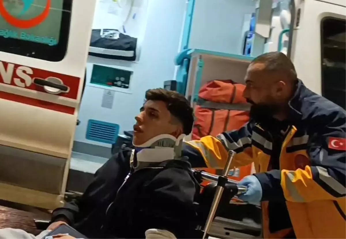 İnegöl\'de Direğe Çarpan Araçta 1 Yaralı