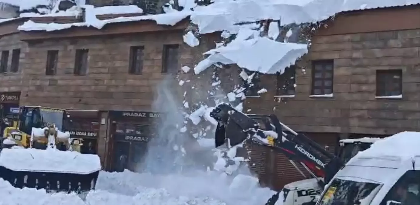 Bitlis\'te Kar Kütlesi İş Makinesine Düştü