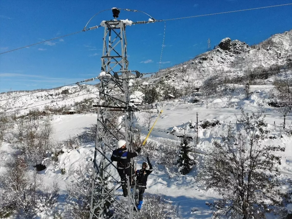 Doğu Karadeniz\'de Kar Yağışı İçin Elektrik Ekipleri Sahada