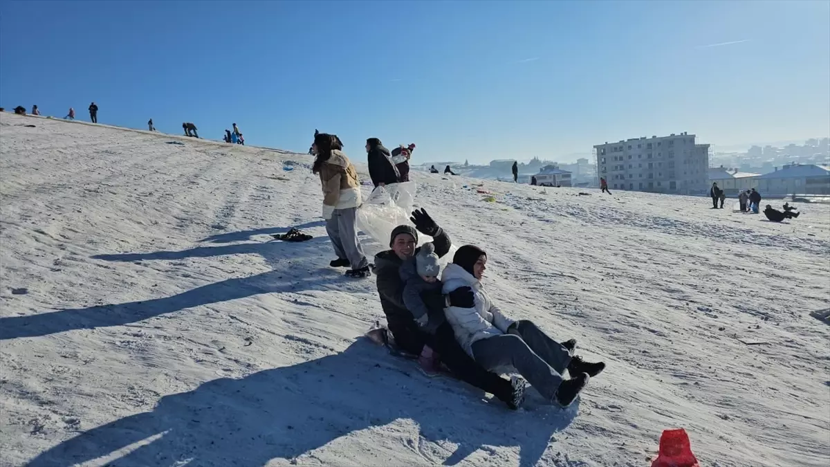 Çocuklar Karda Eğlendi