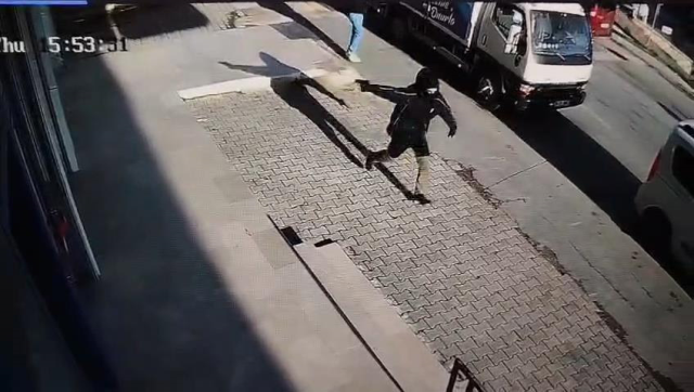 Dehşete d&uuml;ş&uuml;ren g&ouml;r&uuml;nt&uuml;: 14 yaşındaki &ccedil;ocuk markete ateş a&ccedil;tı