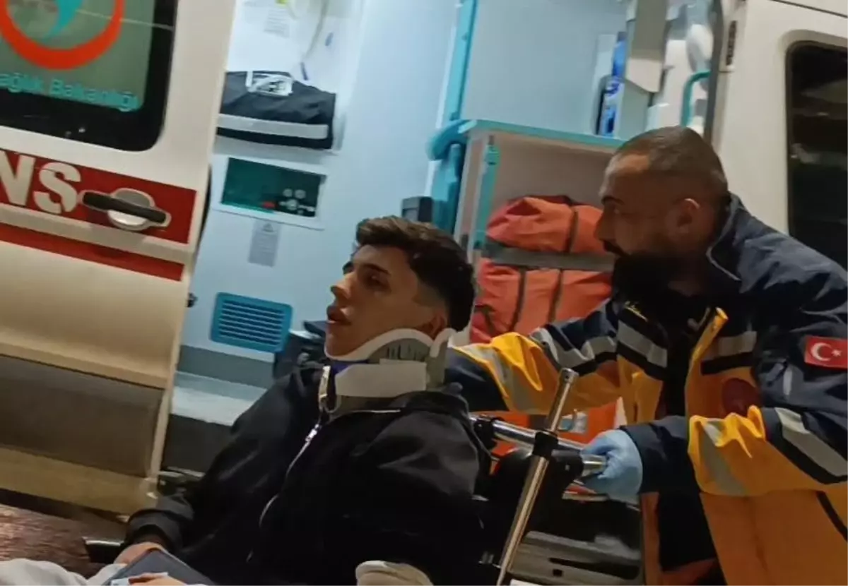 İnegöl\'de Otomobil Direğe Çarptı: Sürücü Yaralandı