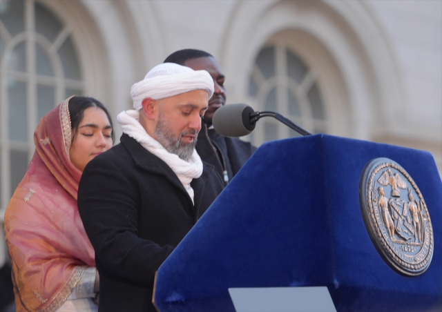Eksi 13 derecede halkın önünde yemin etti, Mamdani resmen göreve başladı