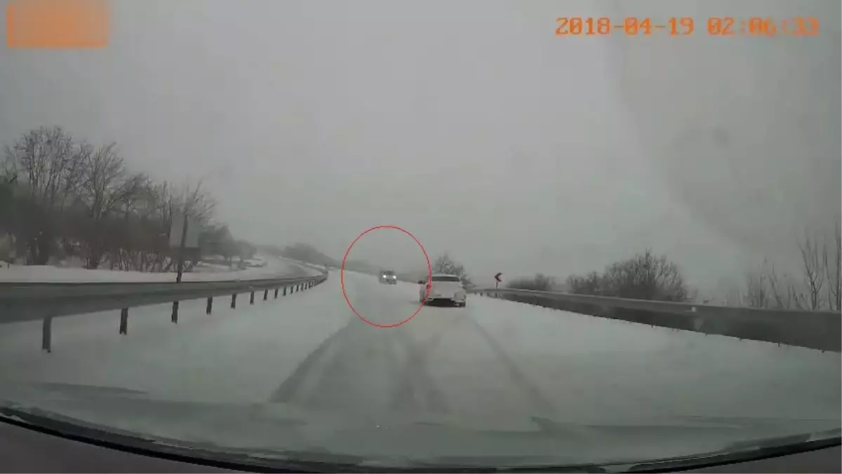 Elazığ\'da Kaygan Yolda Kontrolden Çıkan Araç Kamereye Yansıdı