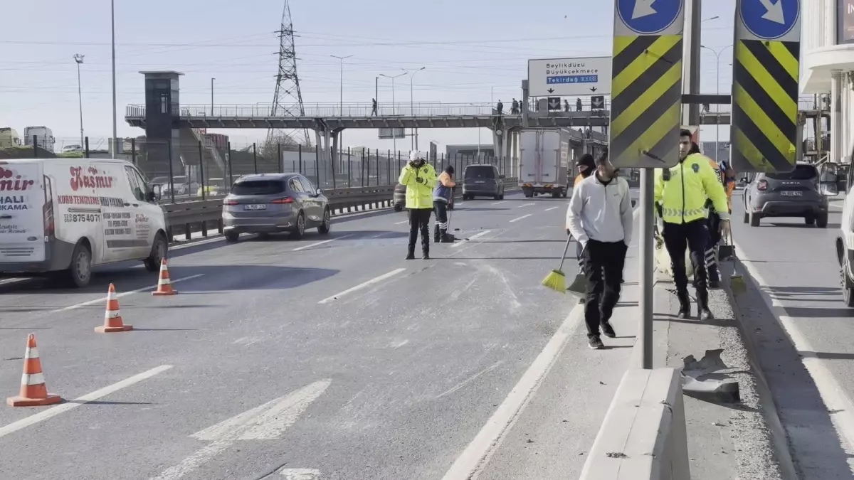 Esenyurt\'ta Trafik Kazası: Araç Yan Yattı