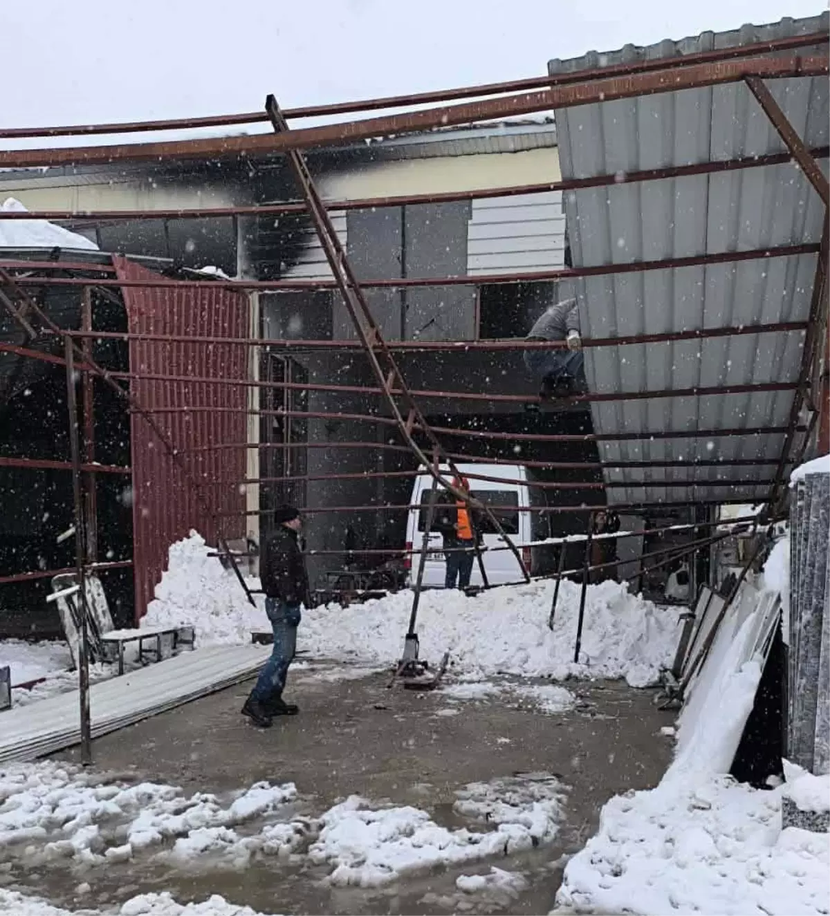 Nurdağı\'nda Kar Yağışı Sonrası Çatılar Çöktü