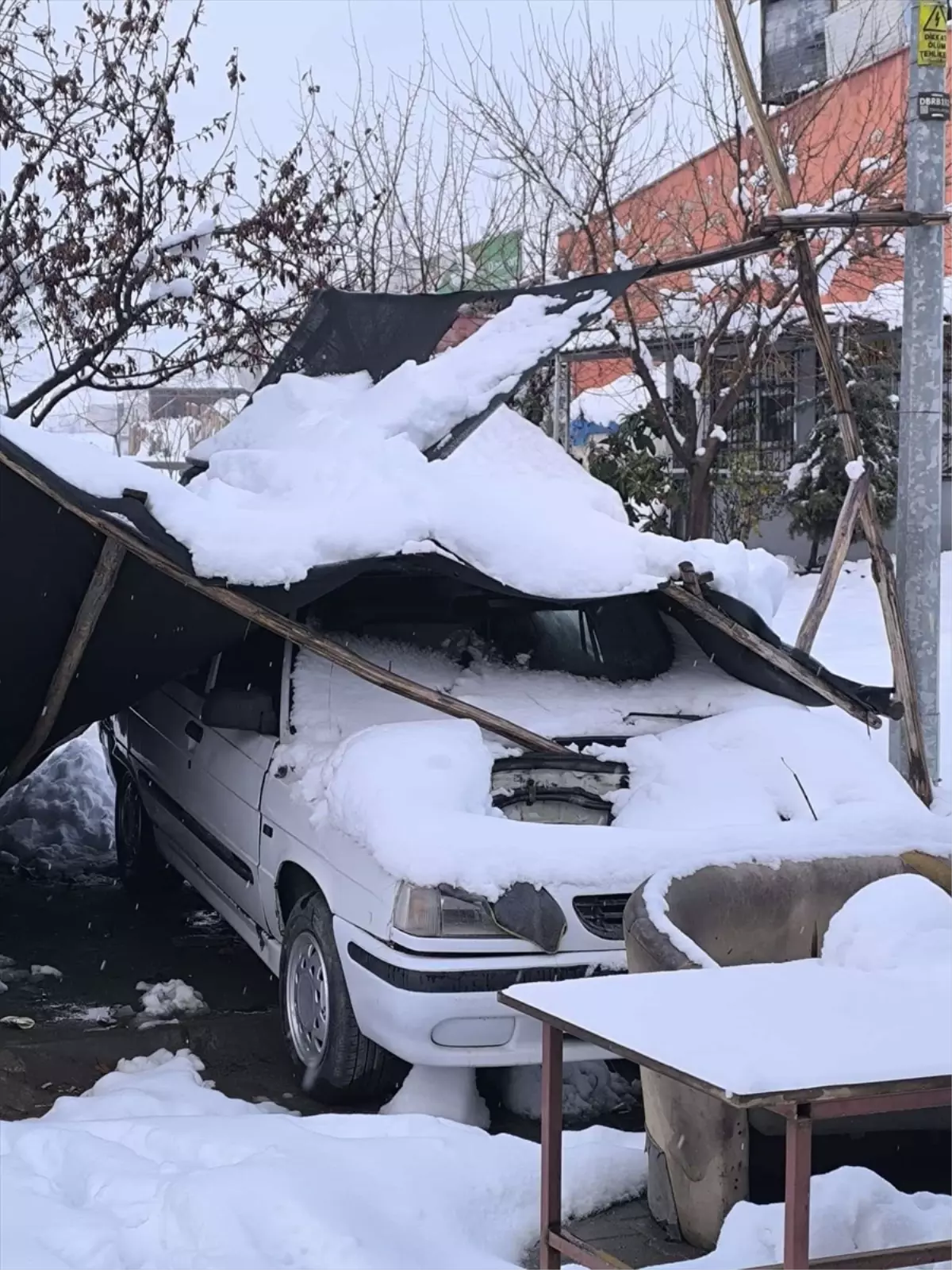 Nurdağı\'nda Kar Yağışı Çatıları Çöktürdü