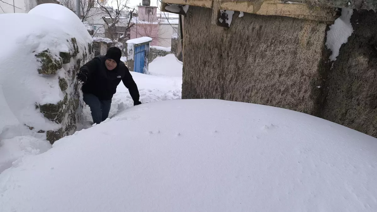 Gercüş\'te Kar Kalınlığı 2 Metreyi Aştı