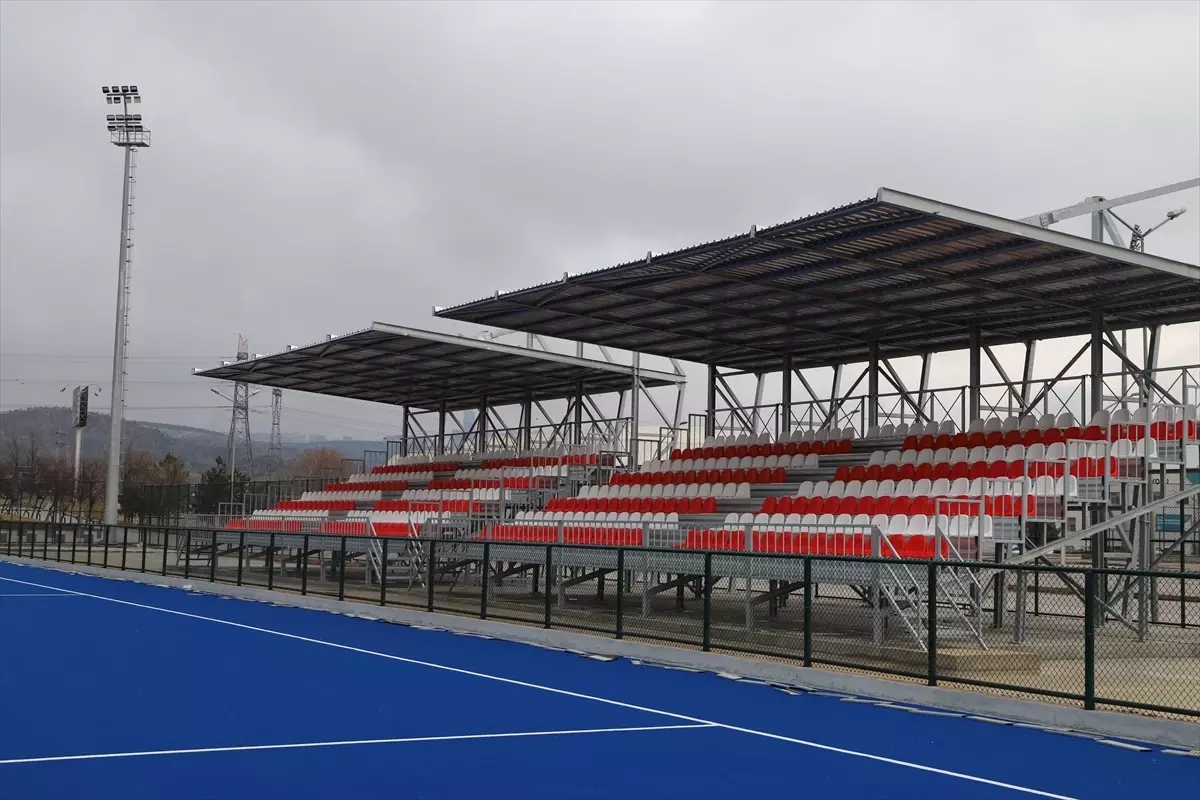 Gölbaşı\'nda Hokey Sahası Yapımı Devam Ediyor