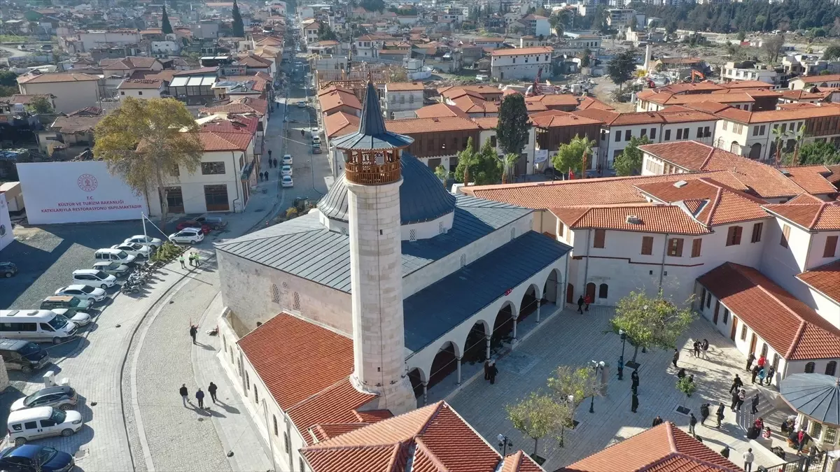 Habib-i Neccar Camisi\'nde İlk Cuma Namazı