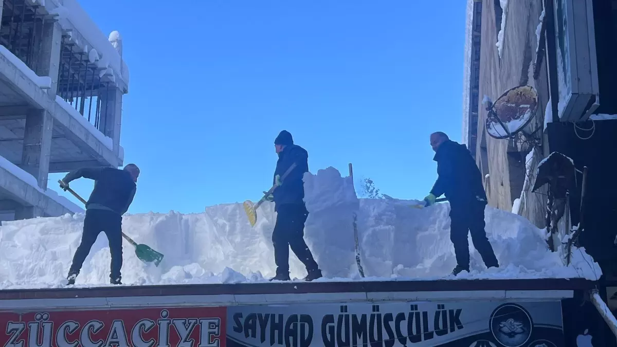 Yüksekova\'da Kar Kalınlığı 1 Metreye Ulaştı