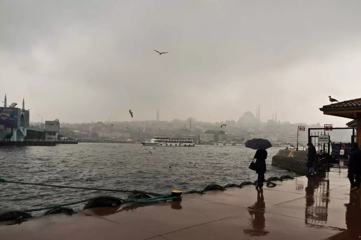 İstanbul\'da fırtına alarmı: AKOM ve İGDAŞ\'tan vatandaşlara çağrı