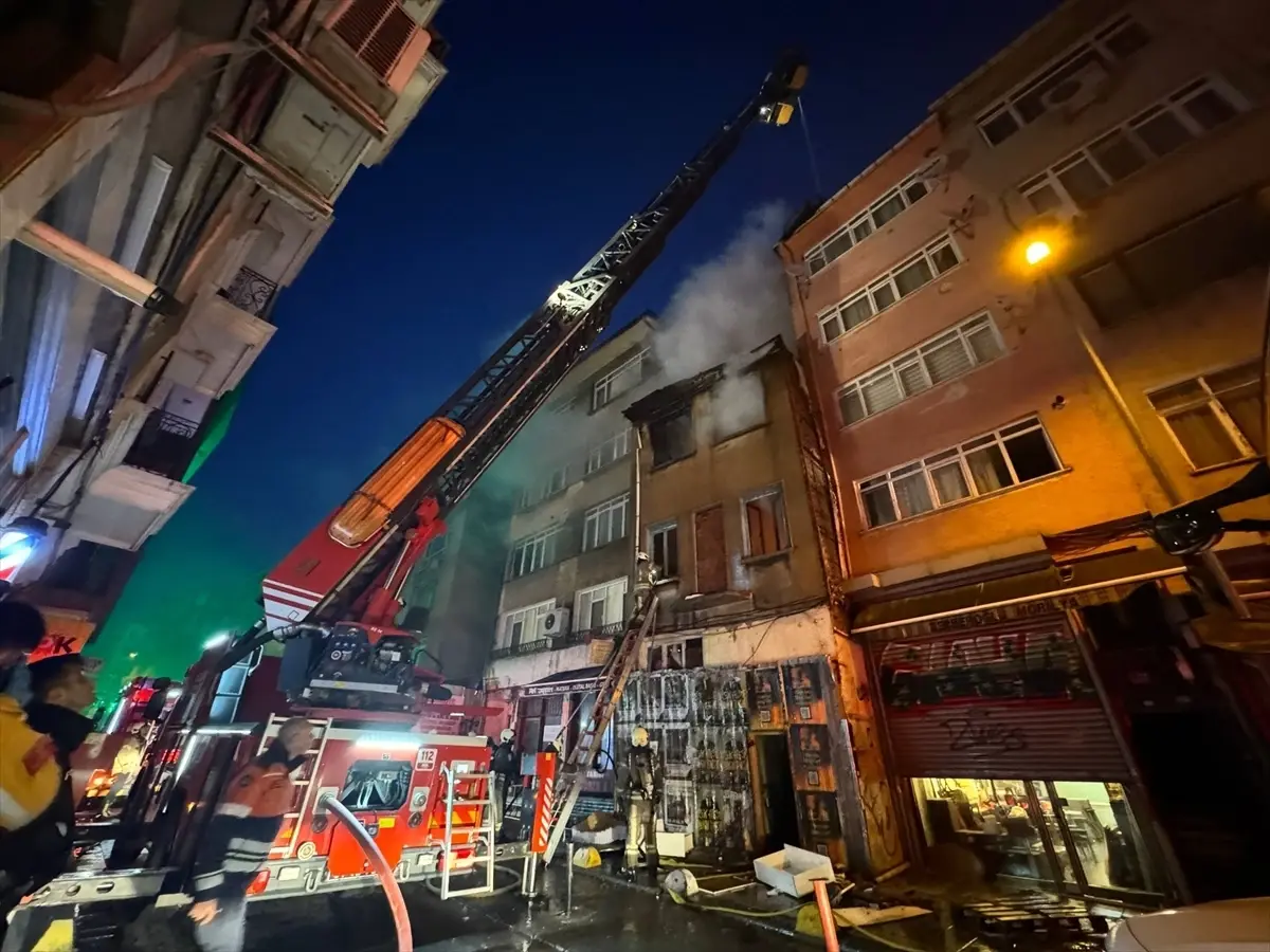 Kadıköy\'de Metruk Binada Yangın