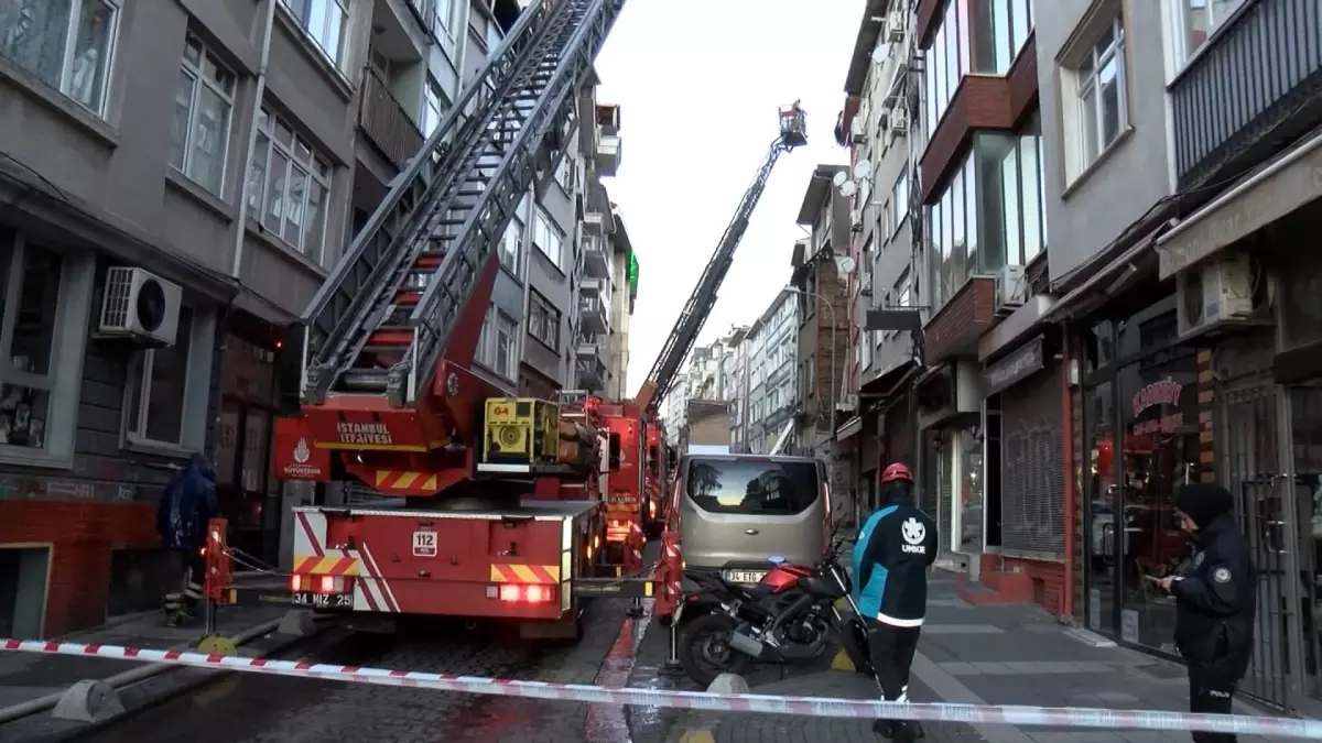 Kadıköy\'de Metruk Binada Yangın