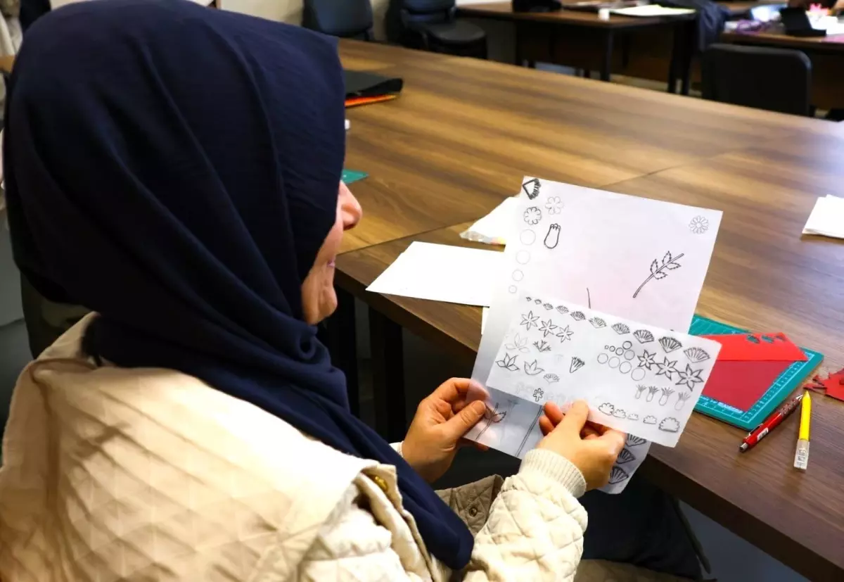 Kağıttan sanata: Ümraniye\'de Katı\' sanatı geleceğe taşınıyor