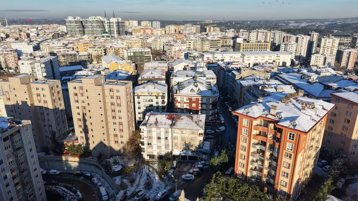 İstanbul\'da Kar Yağışı Okulları Tatil Ettirdi