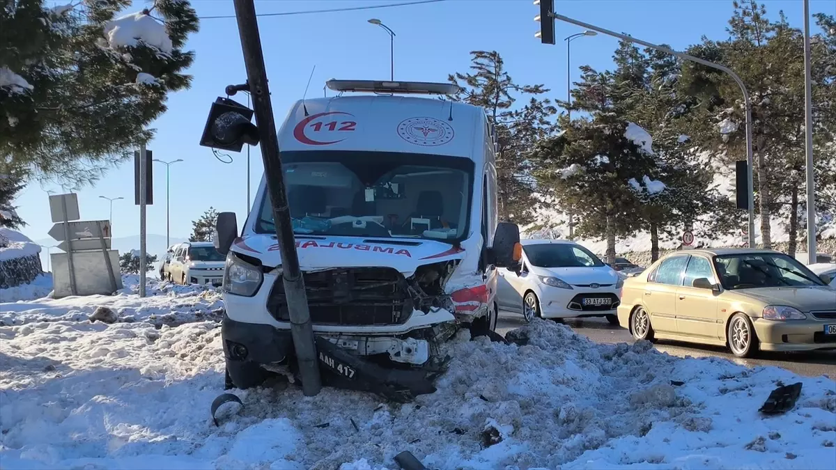 Karabük\'te Ambulans Kazası: 2 Sağlık Çalışanı Yaralandı