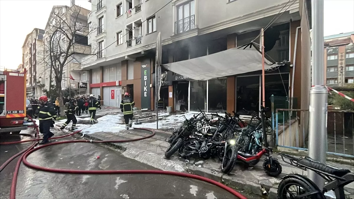 Çayırova\'da Yangın: İş Yeri Kullanılamaz Hale Geldi