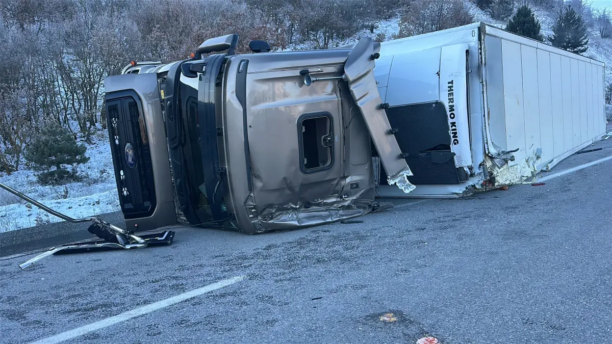 Kütahya\'da TIR Kazası: Şoför Yaralandı