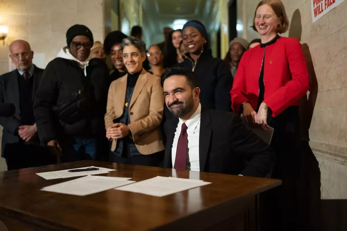 New York\'un Belediye Başkanı Mamdani\'den ilk gün hamlesi: İsrail\'e destek kararları iptal