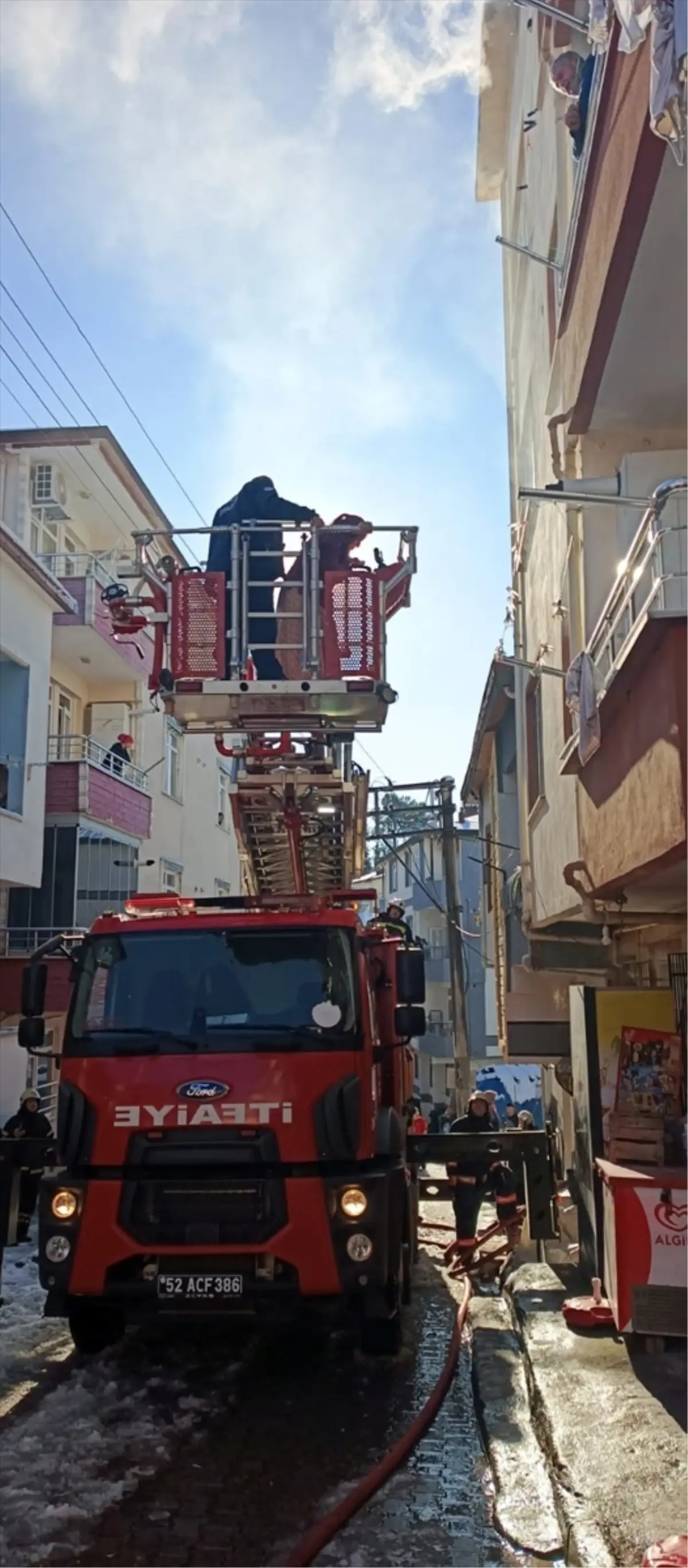 Ünye\'de Yangın: Zemin Katta Hasar