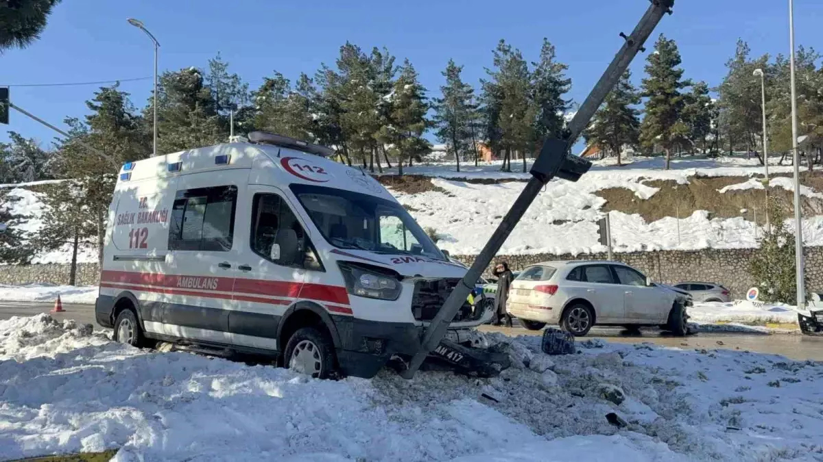 Karabük\'te Ambulans ve Otomobil Çarpıştı