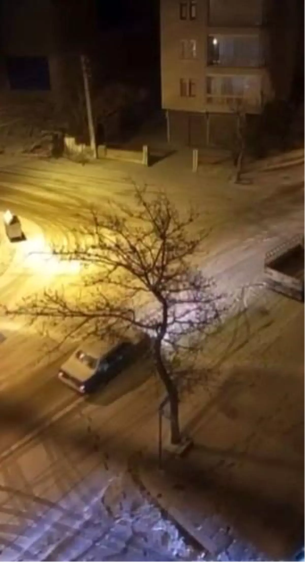 Polatlı\'da Kar Yağışı Yolları Buz Pistine Döndürdü