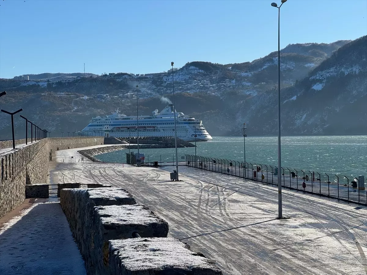 Şiddetli Rüzgar, Yolcu Gemisini Limana Yanaşmaktan Alıkoydu
