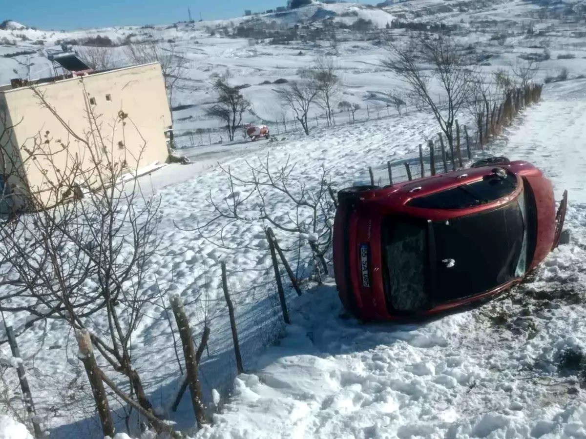 Samsun\'da Tarlaya Yuvarlanan Araçta 3 Yaralı