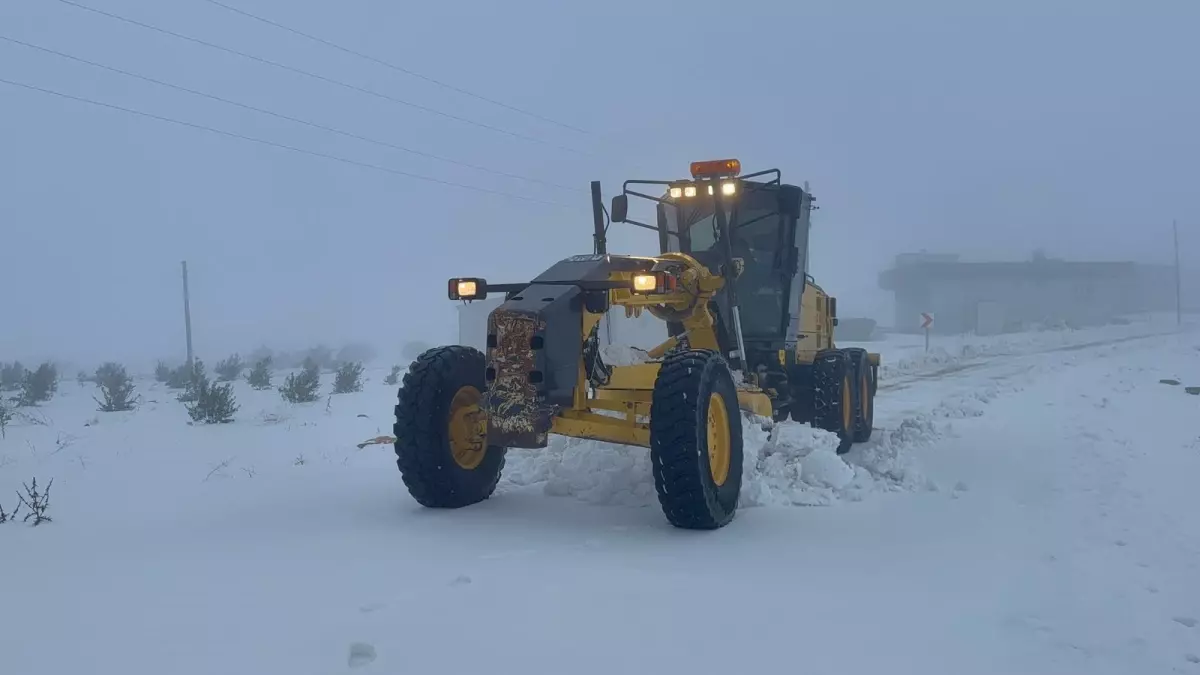 Şanlıurfa\'da Karla Rekor Mücadele: 1554 Kilometrelik Yol Ağı Ulaşıma Açıldı
