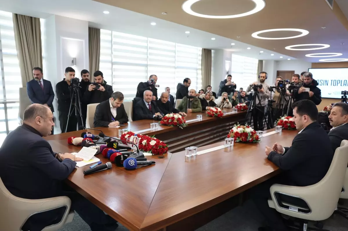 Şanlıurfa\'da tarihin en yoğun kar yağışı: 104 saat kesintisiz çalışıldı