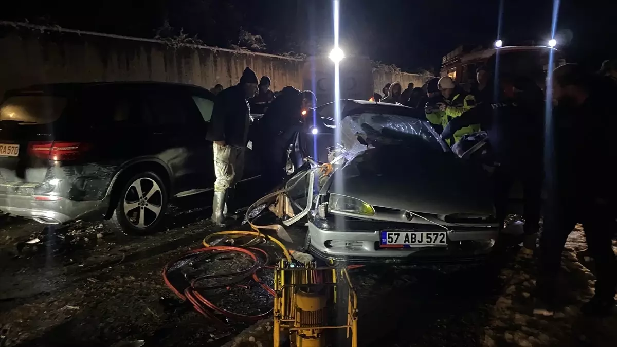 Türkeli\'de Trafik Kazası: 2 Ölü, 6 Yaralı